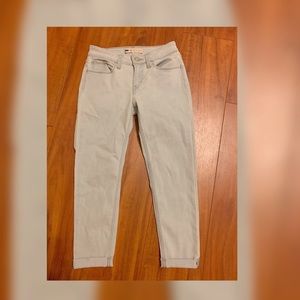 Light blue Levi’s cropped jeans